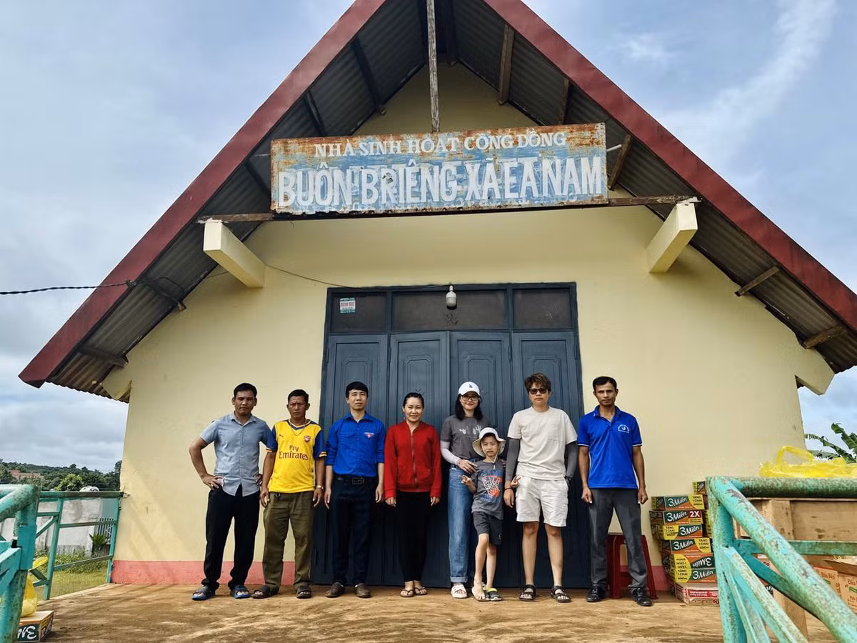 Be 6 tuoi cung me du lich xuyen Viet, lam thien nguyen o Tay Nguyen-Hinh-8