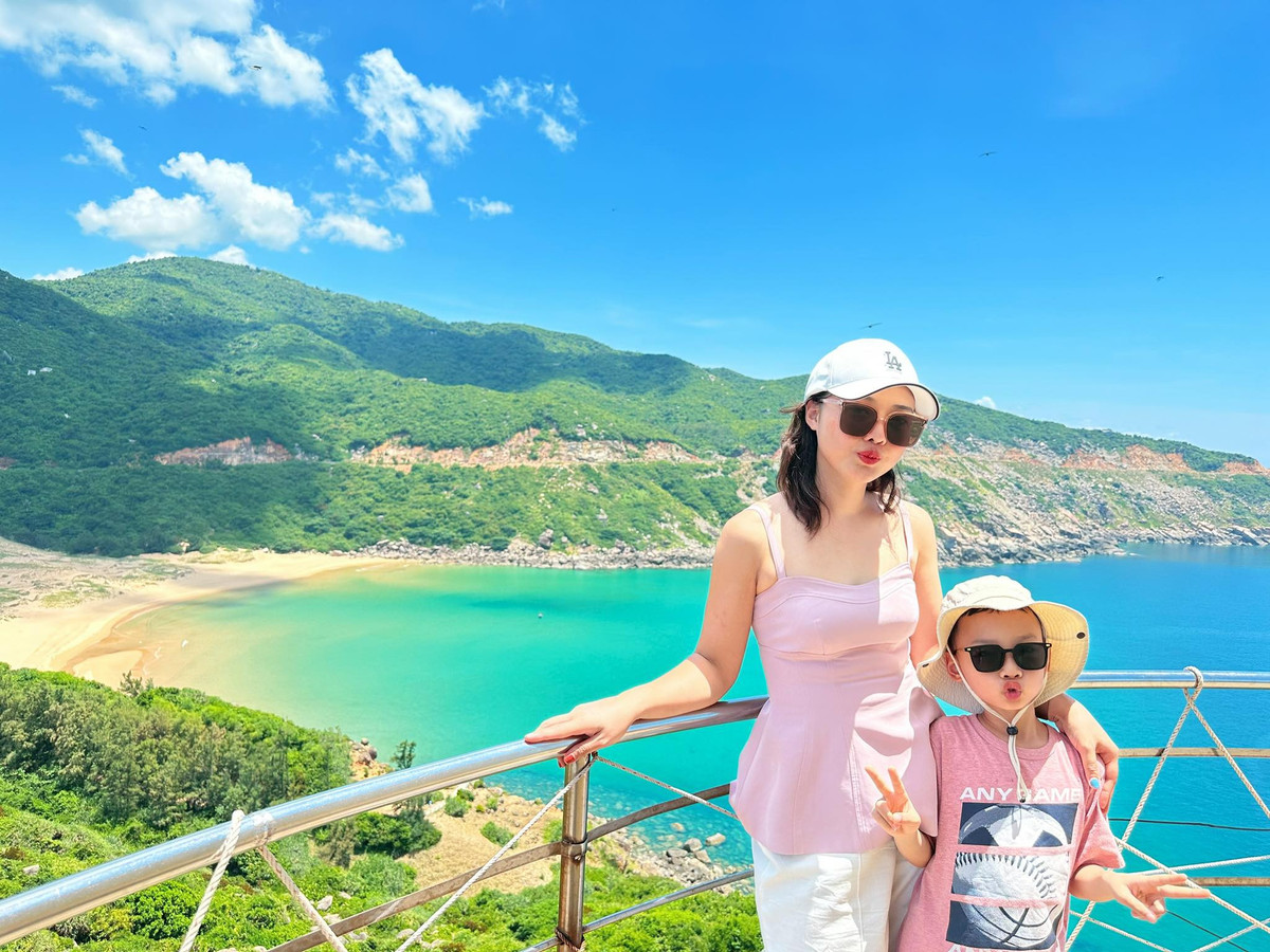 Be 6 tuoi cung me du lich xuyen Viet, lam thien nguyen o Tay Nguyen