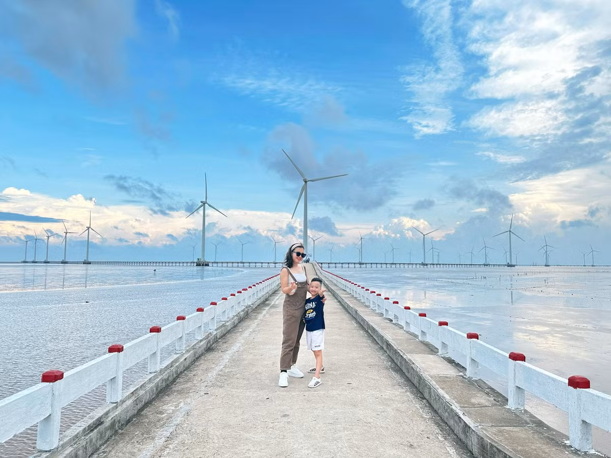 Be 6 tuoi cung me du lich xuyen Viet, lam thien nguyen o Tay Nguyen-Hinh-5