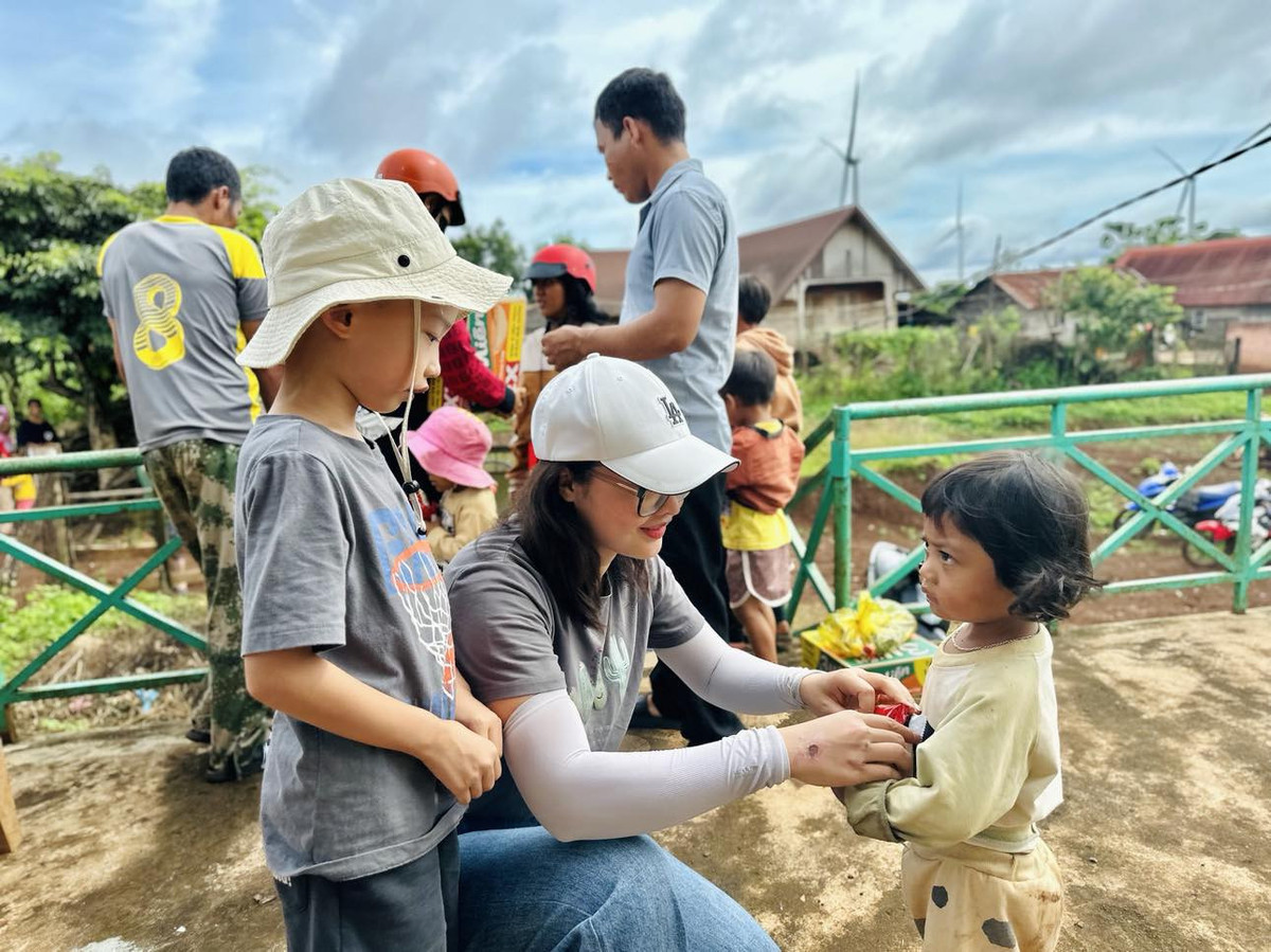 Be 6 tuoi cung me du lich xuyen Viet, lam thien nguyen o Tay Nguyen-Hinh-9