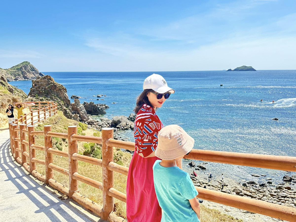 Be 6 tuoi cung me du lich xuyen Viet, lam thien nguyen o Tay Nguyen-Hinh-7