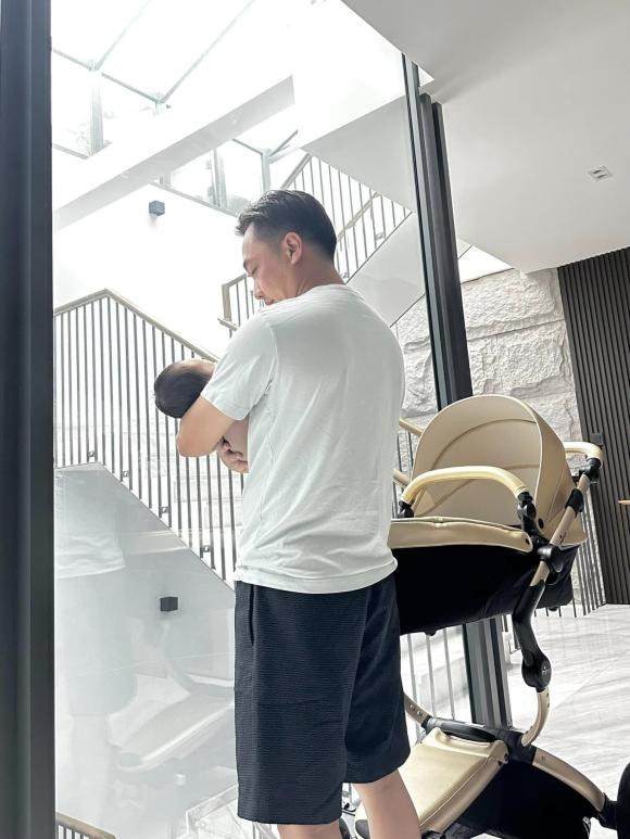 Cường Đô La cho con uống sữa cực chuyên nghiệp ảnh 4