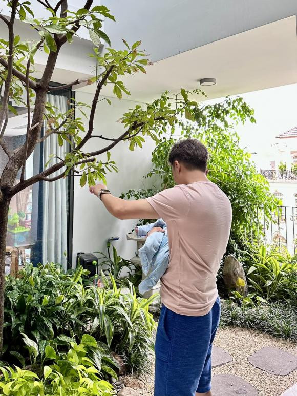 Cường Đô La cho con uống sữa cực chuyên nghiệp ảnh 3