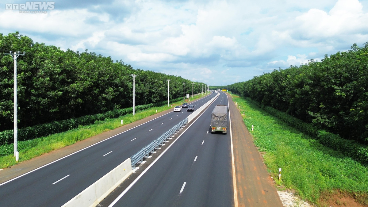 Tuyến cao tốc được thiết kế chiều rộng mặt đường hơn 32m, quy mô 6 làn xe, vận tốc tối đa 120km/h - tối thiểu 60 km/h. Hiện tại, nhà thầu đang tiếp tục thi công các hạng mục còn lại như đèn đường, biển báo giao thông...