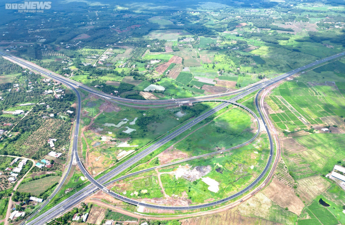 Với tổng mức đầu tư hơn 12.500 tỷ đồng, chiều dài tuyến khoảng 99km, cao tốc Dầu Giây - Phan Thiết đạt tiêu chuẩn kỹ thuật đường bộ cao tốc loại A. Tuyến đường sẽ giải quyết nhu cầu vận tải hành khách và hàng hóa giữa khu vực đầu mối trung tâm của vùng kinh tế trọng điểm phía Nam với khu vực miền Đông Nam Bộ và duyên hải Nam Trung Bộ cũng như từ Bắc vào Nam.