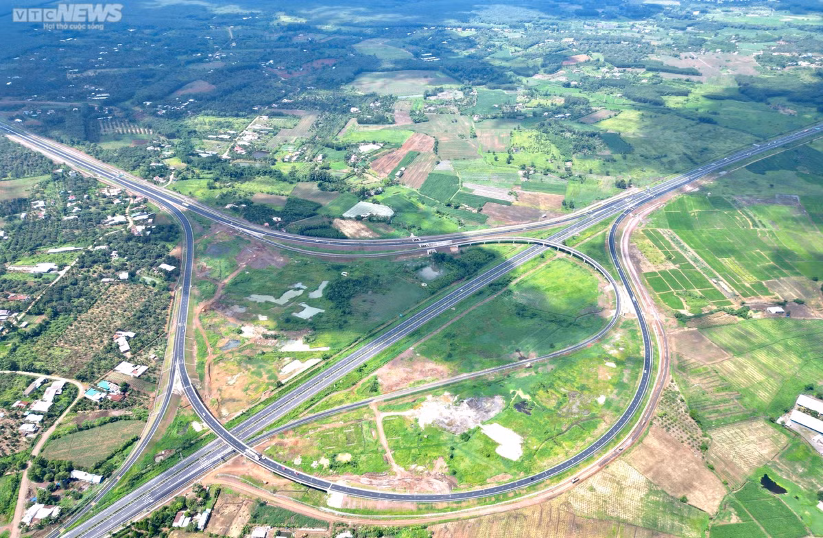 Với tổng mức đầu tư hơn 12.500 tỷ đồng, chiều dài tuyến khoảng 99km, cao tốc Dầu Giây - Phan Thiết đạt tiêu chuẩn kỹ thuật đường bộ cao tốc loại A. Tuyến đường sẽ giải quyết nhu cầu vận tải hành khách và hàng hóa giữa khu vực đầu mối trung tâm của vùng kinh tế trọng điểm phía Nam với khu vực miền Đông Nam Bộ và duyên hải Nam Trung Bộ cũng như từ Bắc vào Nam.