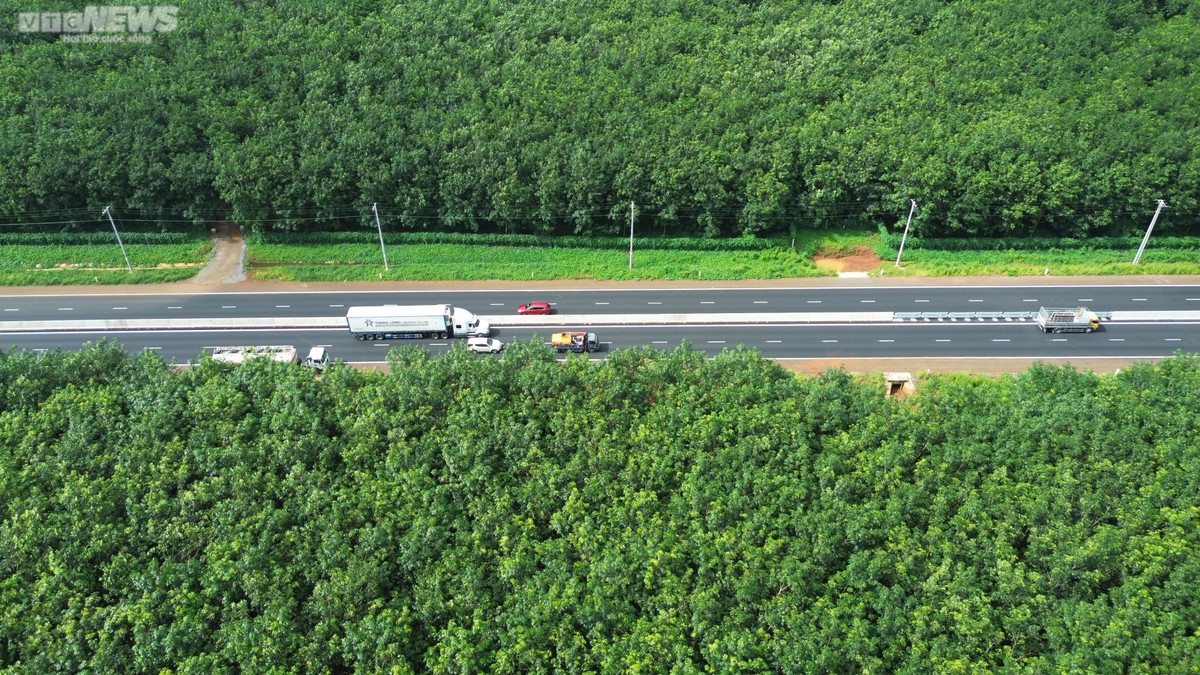 Từ trên cao, khung cảnh tuyệt đẹp này khiến nhiều người nhầm lẫn là cung đường ở châu Âu.