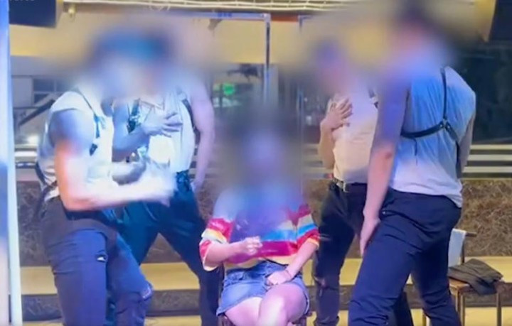 Nhan vien dut thuc an cho khach bang mieng gay xon xao