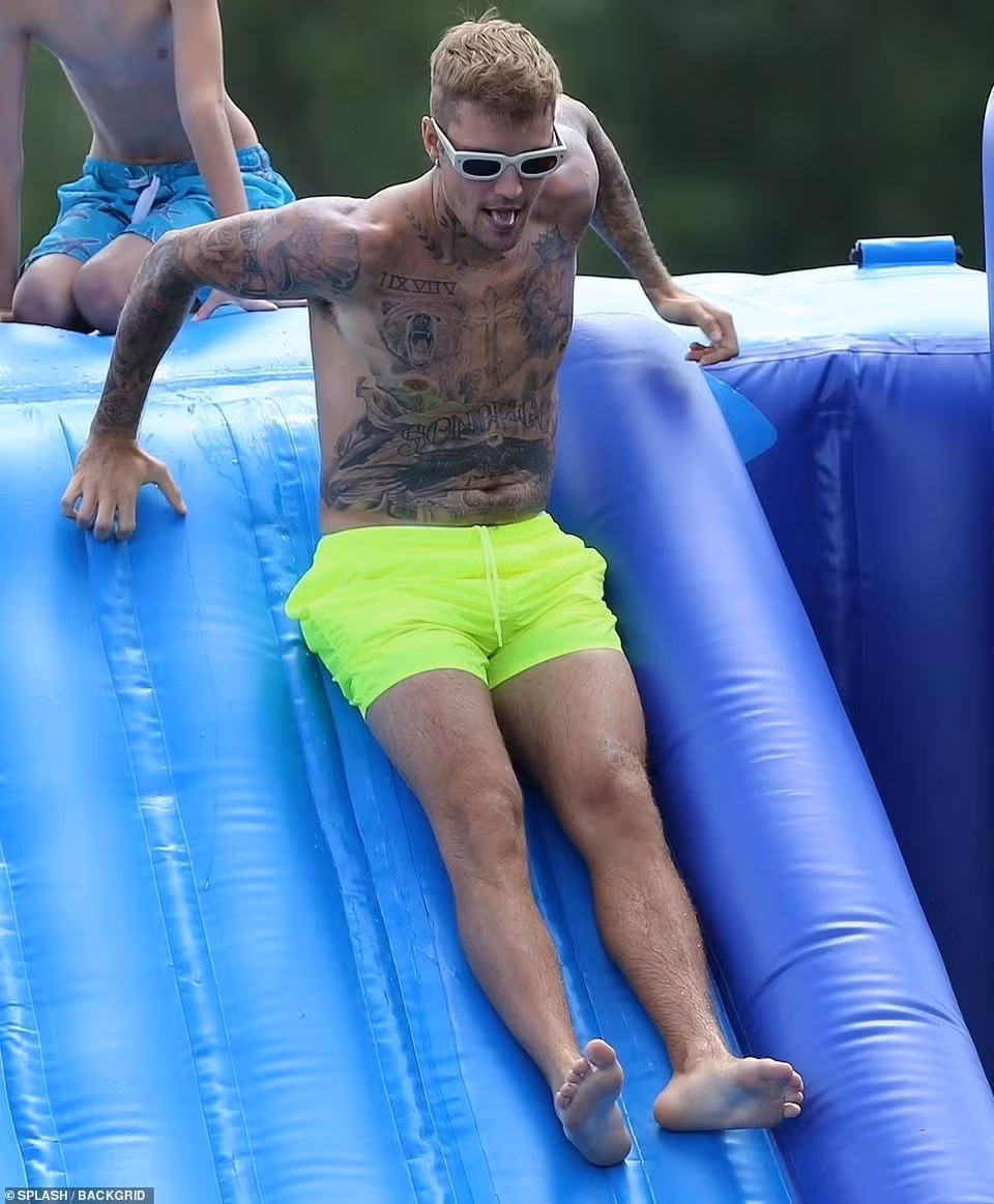 Justin Bieber tận hưởng khoảng thời gian vui vẻ, thoải mái bên vợ và bạn bè. Anh thử sức với một số trò chơi bên cầu trượt. Theo một số hình ảnh do Daily Mail ghi lại, sức khỏe của nam ca sĩ đã ổn định. Anh có thể cười tươi sau khi điều trị chứng liệt cơ mặt.