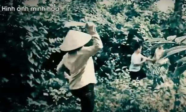 Do đó, giữa Nhi và bà Vượng xảy ra cãi, xô đẩy nhau. Trong lúc xô đẩy, Nhi bị ngã ra phía sau. Nhi vớ con dao chém từ trên xuống nhiều nhát vào đầu, cổ bà Vượng cùng hai cháu Đ.Đ.T và Đ.T.N.T, khiến 3 bà cháu tử vong tại chỗ.