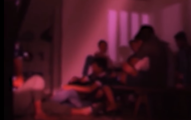 Động mại dâm trá hình quán massage do Nghĩa và chồng hờ cùng hùn vốn kinh doanh là địa điểm ăn chơi có tiếng ở TP. Nam Ninh, tỉnh Quảng Tây, Trung Quốc. Với suy nghĩ tự kỷ ám thị kiểu “đằng nào cũng chết”, Nghĩa đã không từ một thủ đoạn nào để “bành trướng” động mại dâm của mình.