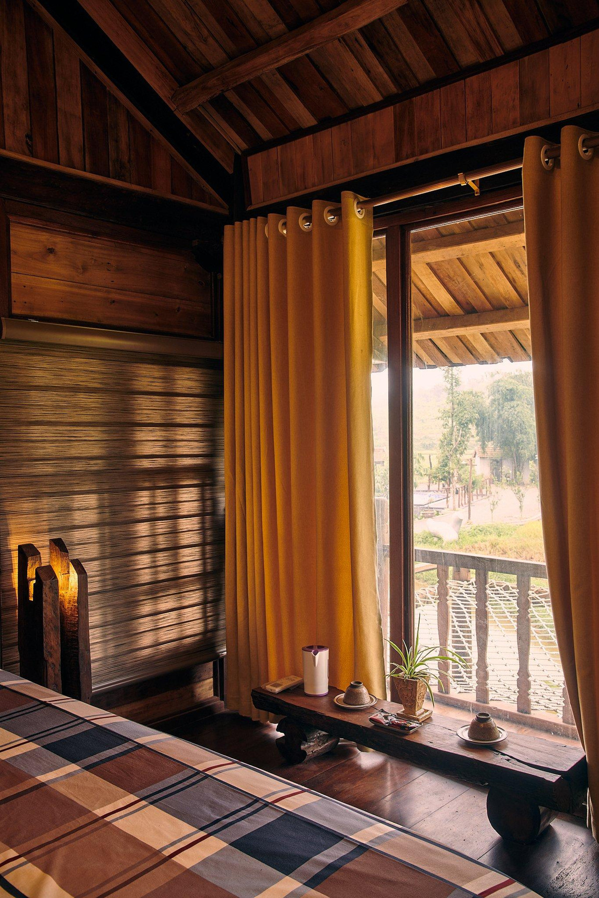 Khu nha go dung noi that tai che cua cap vo chong o Hoa Binh-Hinh-12