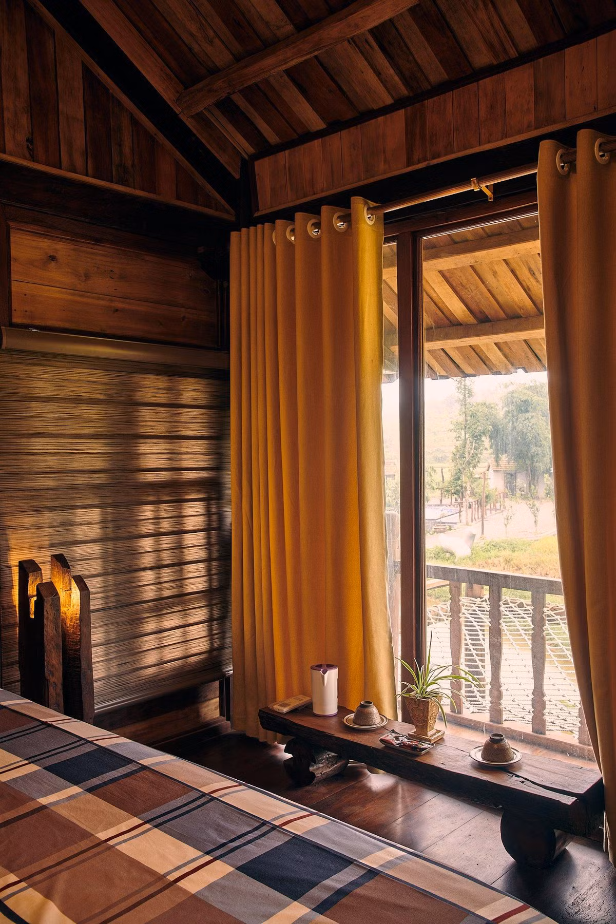 Khu nha go dung noi that tai che cua cap vo chong o Hoa Binh-Hinh-12