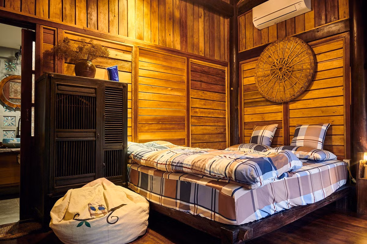 Khu nha go dung noi that tai che cua cap vo chong o Hoa Binh-Hinh-13