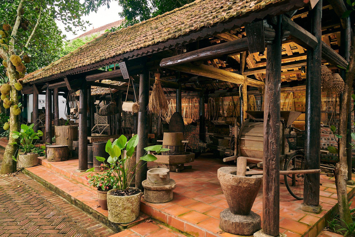 Khu nha go dung noi that tai che cua cap vo chong o Hoa Binh-Hinh-5