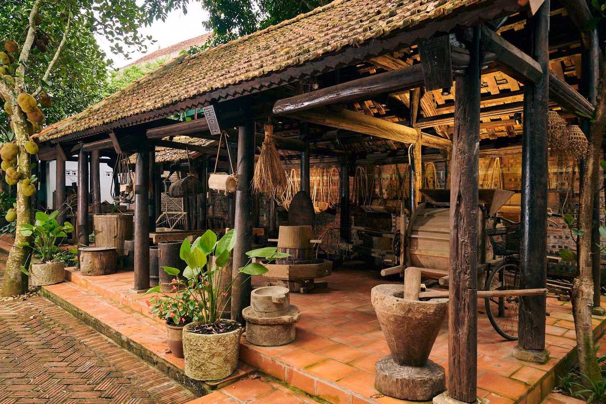 Khu nha go dung noi that tai che cua cap vo chong o Hoa Binh-Hinh-5