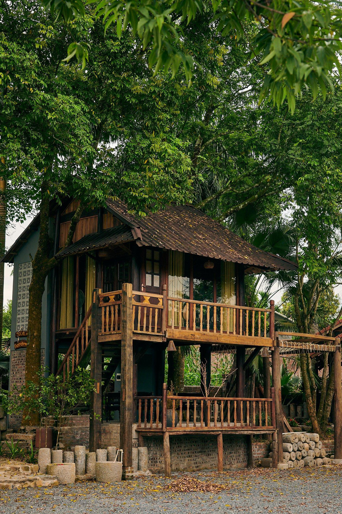 Khu nha go dung noi that tai che cua cap vo chong o Hoa Binh-Hinh-3