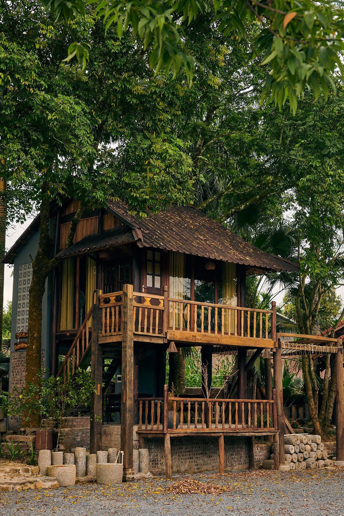 Khu nha go dung noi that tai che cua cap vo chong o Hoa Binh-Hinh-3