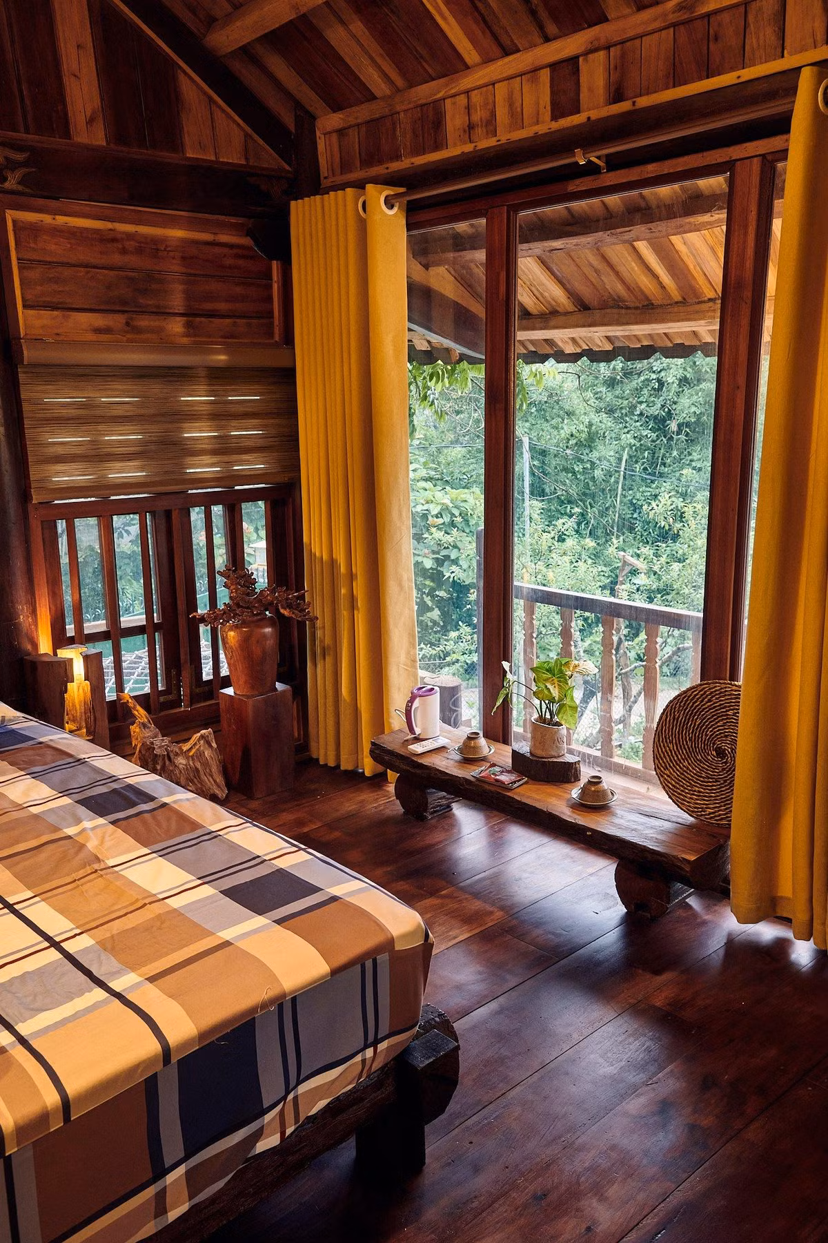 Khu nha go dung noi that tai che cua cap vo chong o Hoa Binh-Hinh-10