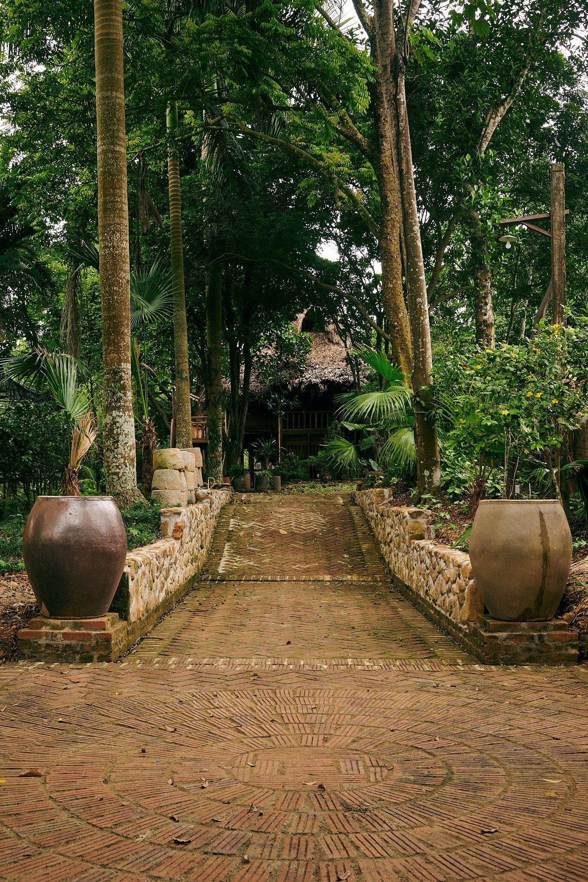 Khu nha go dung noi that tai che cua cap vo chong o Hoa Binh