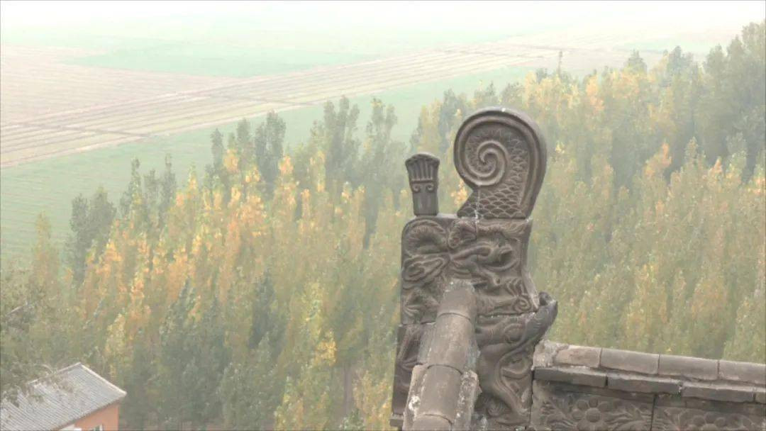 Sau khi sự giải mã về âm thanh bậc thang kỳ lạ được tiết lộ, lăng Thiên Tử ngày càng thu hút sự quan tâm của du khách từ khắp nơi. Rất nhiều người muốn đến đây để tự mình chứng kiến và trải nghiệm sự kỳ diệu của những bậc thang này. Đặc biệt, vào ngày Quốc khánh của Trung Quốc, số lượng người đổ về đây tăng lên đáng kể.