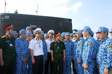 Thượng tướng Đỗ Bá Tỵ với cán bộ chiến sĩ tàu ngầm Hà Nội.