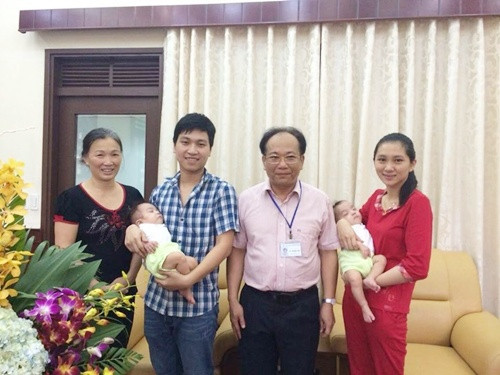 Gia đình chụp ảnh cùng lãnh đạo BV Nhi trong ngày xuất viện.