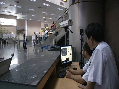 Máy đo thân nhiệt tại sân bay quốc tế Nội Bài.