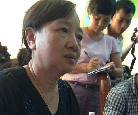 Bác sĩ Bình trả lời báo chí xung quanh việc gây mê. Ảnh: Tuổi trẻ.