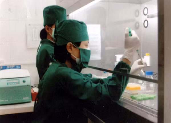 Ở Việt Nam, ngành Y tế luôn tích cực, chủ động để đối phó với dịch trong mọi trường hợp xảy ra. Tuy nhiên, tại ở nước ta hiện vẫn chưa có phòng xét nghiệm ATSH cấp IV, mới chỉ có phòng xét nghiệm ATSH cấp III tại Viện vệ sinh dịch tễ TW và Viện Pasteur TP. Hồ Chí Minh.