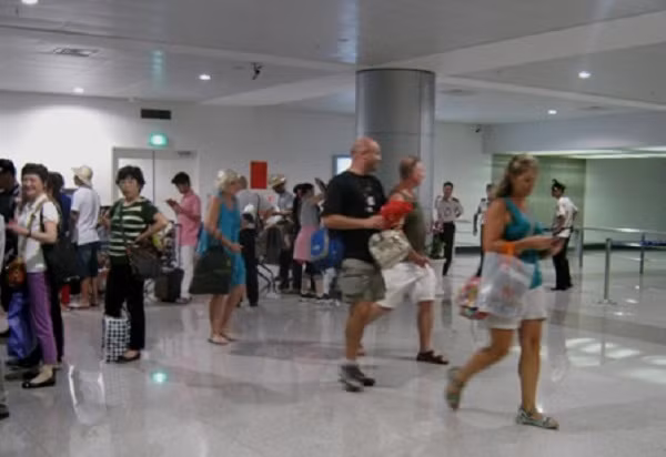 Theo TS Trần Đắc Phu, Cục trưởng cục Y tế dự phòng, Bộ Y tế, dịch bệnh do virus Ebola có thể vào Việt Nam theo những con đường, đầu tiên là qua công dân từ các quốc gia khác từ vùng có dịch nhập cảnh Việt Nam.