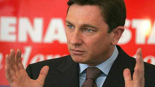 Ông than rằng, với 3.000 euro tiền lương do chính phủ chi trả, ông Pahor không thể trang trải nổi cuộc sống. Thông tin trên đươc AFP đưa tin vào hồi năm 2010, khi Slovenia đang với “thắt lưng buộc bụng” với các khoản chi công.