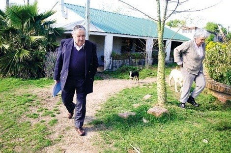 3. Vị Tổng thống 78 tuổi của Uruguay José Mujica được nhiều sự yêu mến của dân chúng. Thậm chí, truyền thông còn dành tặng ông danh hiệu “Tổng thống nghèo nhất thế giới”. Quả thực, cuộc sống của lãnh đạo Mujica rất đỗi mộc mạc. Ông từ bỏ dinh thự dành riêng cho nguyên thủ để đổi lấy một ngôi nhà trong nông trại có một phòng ngủ.