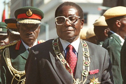 Kết thúc cuộc Chiến tranh Rhodesian, Mugabe nổi lên là một anh hùng. Ông đã kêu gọi hòa giải giữa các nhóm đảng đối đầu. Trong cuộc tổng tuyển cử năm 1980, ông nhậm chức vị Tổng thống. Trong thời gian tại chức, ông Mugabe góp công đem lại nhiều thay đổi tích cực cho đất nước châu Phi này. Ví dụ, ông chủ trương cải cách nền kinh tế trong thập niên 1990. Với tất cả điều này, ông nhận được một khoản lương khiêm tốn. Con cái tổng thống học ở các ngôi trường tư nhân, còn gia đình ông kiếm thêm thu nhập nhờ chăn nuôi và trồng trọt.
