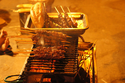 Thịt xiên nướng nóng hổi. Thịt xiên nướng thơm phức, vàng ruộm là lựa chọn số 1 cho những ngày đông giá rét. Từng xiên thịt tẩm ướp kỹ lưỡng được quạt trên than hồng nóng khiến không ít thực khách phải ghé thăm và "vừa thổi vừa ăn" tại chỗ. Ảnh: Diệu Huyền.