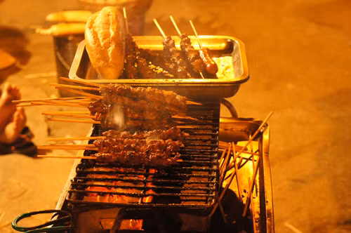 Thịt xiên nướng nóng hổi. Thịt xiên nướng thơm phức, vàng ruộm là lựa chọn số 1 cho những ngày đông giá rét. Từng xiên thịt tẩm ướp kỹ lưỡng được quạt trên than hồng nóng khiến không ít thực khách phải ghé thăm và "vừa thổi vừa ăn" tại chỗ. Ảnh: Diệu Huyền.