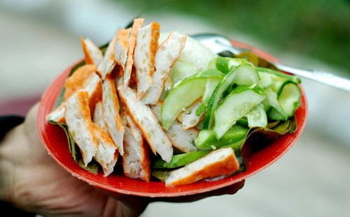 Bánh giò nóng. Bánh giò ngon trước hết phải còn nóng nguyên, khói tỏa nghi ngút, khách vừa ăn vừa thổi “phù phù” mới sướng. Kế đó, vỏ bánh mềm, thậm chí bóc ra là dễ vỡ ngay mới chứng tỏ bánh ít hàn the. Cuối cùng, nhân thịt băm đậm đà, đầy đặn tỉ lệ vừa đủ với vỏ bánh, thế mới là bánh chuẩn. Ảnh: ngoisao.