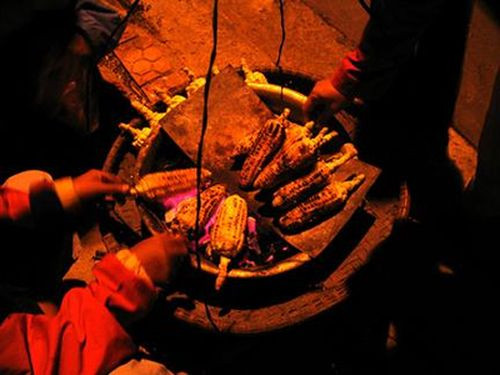 Ngô nướng. Nếu có dịp đến với Hà Nội vào ngày đông gió rét, bạn sẽ được chứng kiến món ngô nướng ở khắp nơi trên các vỉa hè trên khắp mọi ngóc ngách Hà Nội. Không phải vì ngô nướng ở Hà Nội ngon hơn những nơi khác, đơn giản chỉ là vì ăn ngô nướng giữa giá rét Hà Nội là một niềm vui. Ảnh: cungphuot.