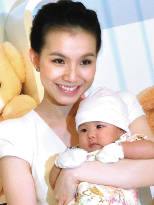 Vì để có sữa cho con, hoa hậu ăn uống đủ chất và không theo chế độ ăn kiêng nào. Thay vào đó, Thùy Lâm chọn lọc kỹ thức ăn để nạp vào cơ thể. Cô cho biết: “Mọi người thường khuyên nên ăn móng giò, chân giò, đu đủ xanh… để lợi sữa. Nhưng khi sinh bé thứ hai, tôi tự rút ra kinh nghiệm cho bản thân. Tôi không ăn những thức ăn chứa quá nhiều mỡ, mà tập trung vào những thứ nhiều dinh dưỡng như tôm, cua, ghẹ, cá hồi…”.