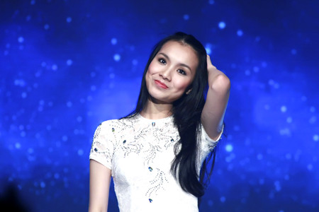 Hoa hậu Thùy Lâm. Hoa hậu Thùy Lâm cho rằng, việc cho con bú giúp cô nhanh lấy lại vóc dáng: “Sau khi sinh xong, tôi cho con bú và thấy giảm cân nhanh. Với bé thứ hai, tôi cho bú mẹ hoàn toàn trong 13 tháng. Suốt thời gian đó, bé bú rất nhiều. Tôi nghĩ khi mình ăn vào và tiết ra sữa thì lượng thức ăn sẽ không hấp thụ vào bản thân. Cho con bú, tôi thấy dạ con của mình co lại rất nhanh”.