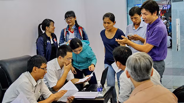 Hang tram nguoi bong dung mat ve tau tet-Hinh-2