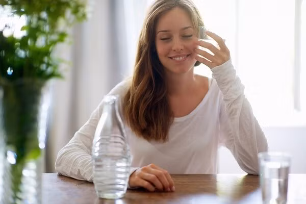 Tăng cường lượng nước cho cơ thể. Uống nhiều nước không những là cách để bạn tăng cường sức đề kháng, giải độc cơ thể, làm đẹp da mà còn giúp tăng cường quá trình trao đổi chất, đặc biết tốt cho những người béo cần giảm cân hay loại bỏ các nguy cơ gây béo bụng.