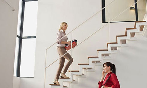 Leo cầu thang bộ. Đây là cách giảm cân nhanh chóng được nhiều bạn gái văn phòng áp dụng nhất, vừa đơn giản mà hiệu quả. Mỗi ngày dành 15 phút thay vì đi thang máy, bạn hãy leo cầu thang bộ không những giúp bạn rèn luyện thân thể mà còn giúp vận động nhẹ nhàng các cơ bắp, làm săn chắc thon gọn vùng bắp chân, đùi, mông và giảm mỡ bụng một cách rõ rệt.