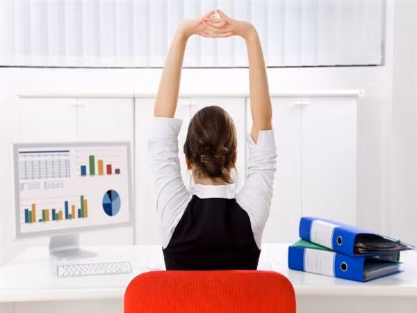 Ngồi thẳng lưng. Bạn có để ý khi tập thể dục các huấn luyện viên vẫn khuyên chúng ta nên thẳng lưng và hóp bụng vào thật chặt không? Ngồi thẳng lưng khi làm việc giúp hạn chế tối đa tăng mỡ thừa tại vùng bụng, mà còn giúp đường tiêu hóa của bạn tốt hơn, tránh tình trạng đau thoái hóa cột sống sau này.