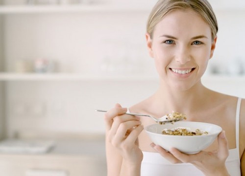 Không bỏ bữa sáng. Do tính chất làm việc với máy tính và sổ sách nhiều, hãy cố gắng giữ cân nặng một cách thông minh, đừng nhịn ăn sáng. Nhịn ăn sáng vừa làm bạn chóng mệt, mất tập trung lại vừa khiến bạn ăn nhiều hơn vào những buổi ăn sau.