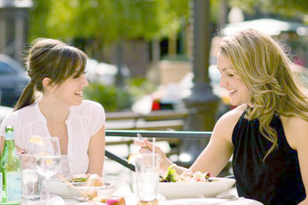 Theo lời khuyên từ các chuyên gia về sức khoẻ còn cho rằng bạn nên nhai thức ăn khoảng 10 lần trước khi nuốt. Vì sau khi nuốt cơ thể sẽ phải làm việc rất nhiều để nghiền thức ăn trong dạ dày nếu ăn quá nhanh sẽ có thể làm tăng nguy cơ khó tiêu và làm tích tụ thức ăn khiến bụng của bạn ngày càng bị chảy xệ.