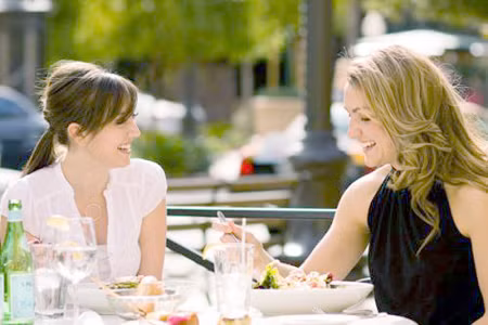 Theo lời khuyên từ các chuyên gia về sức khoẻ còn cho rằng bạn nên nhai thức ăn khoảng 10 lần trước khi nuốt. Vì sau khi nuốt cơ thể sẽ phải làm việc rất nhiều để nghiền thức ăn trong dạ dày nếu ăn quá nhanh sẽ có thể làm tăng nguy cơ khó tiêu và làm tích tụ thức ăn khiến bụng của bạn ngày càng bị chảy xệ.