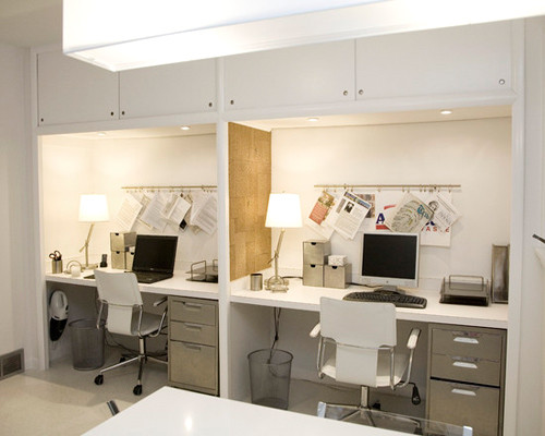 Tận dụng thời gian dọn dẹp văn phòng. Việc quét dọn, lau chùi, vệ sinh tại bàn làm việc giúp dân văn phòng giảm lượng calo trong cơ thể, mà lại có tác dụng tích cực cho việc giảm cân.