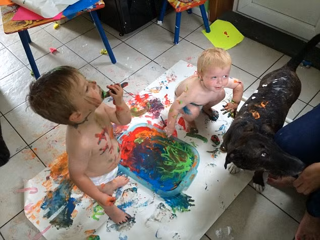 Mẹ của 2 cậu con trai nghịch sơn khắp nhà, thậm chí còn trang trí cho cả chú chó cưng.