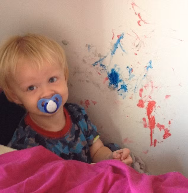 Bức tường màu trắng đã được em bé Harry, 2 tuổi mê hội họa sáng tạo thành tác phẩm của riêng bé.